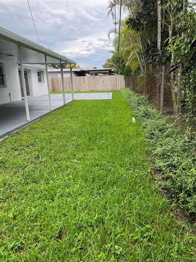 Foto del edificio - 8740 SW 43rd Terrace