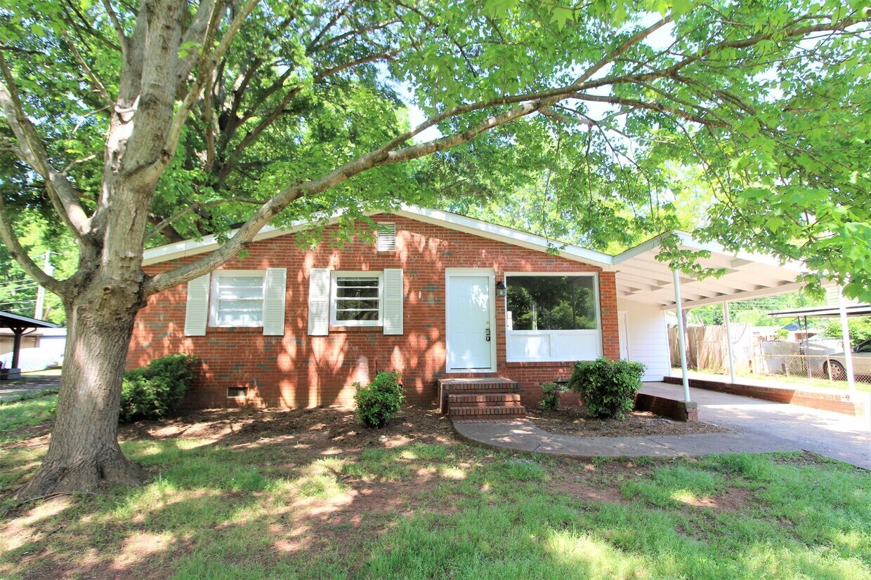 Foto principal - Fully Renovated 3-Bedroom Ranch in South C...