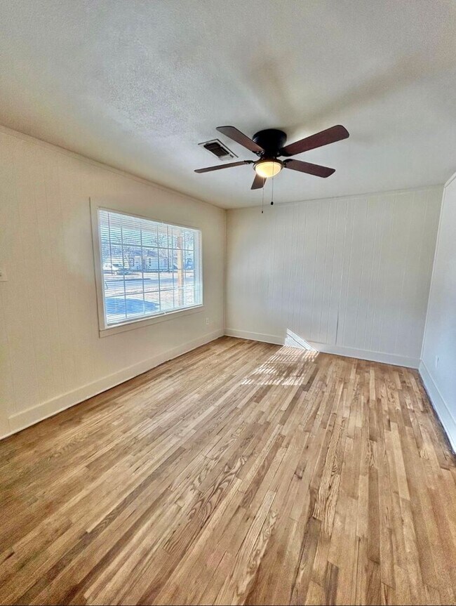 Building Photo - 3 bed 1 bath now available in the heart of Lubbock