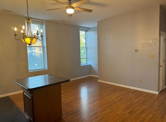 Building Photo - 2 bedrooms center of Downtown!