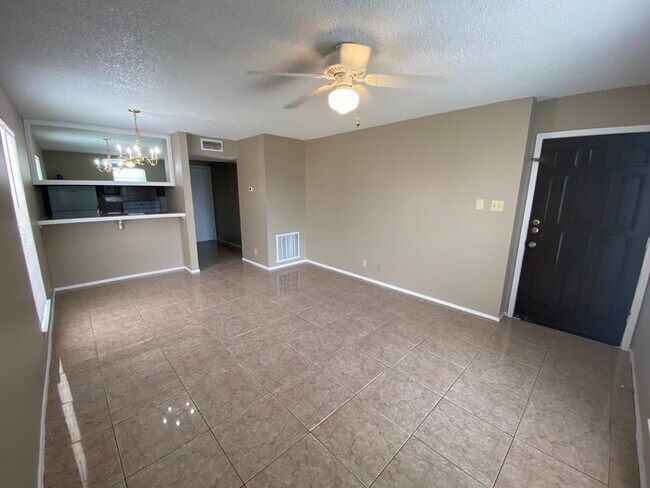 Building Photo - 1 bed 1 bath duplex unit