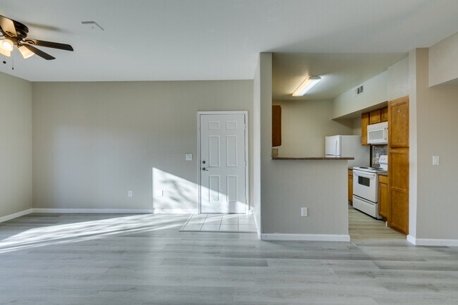 Foto del edificio - 6650 W Warm Springs Rd