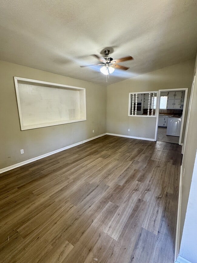 Building Photo - 420 Lakeview Dr