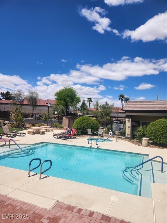 Foto del edificio - 2291 W Horizon Ridge Pkwy