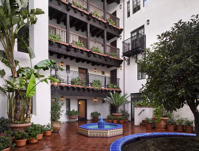 Plaza La Reina - 10850 Lindbrook Dr