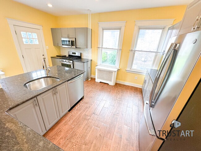 Foto del edificio - 4 Bedroom house in Foxchase area of North ...