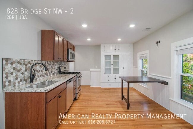 Foto del edificio - 828 Bridge St NW