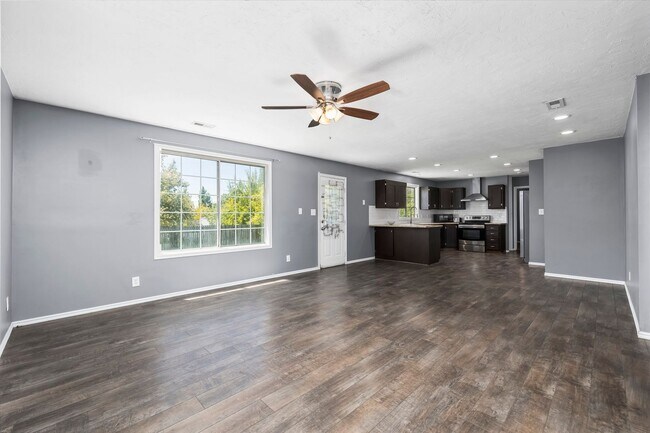 Foto del edificio - 4 Bedroom Family Home in Beautiful American Fork!