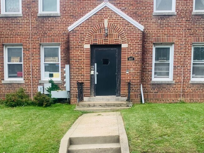 Building Photo - 907 Quincy St NW
