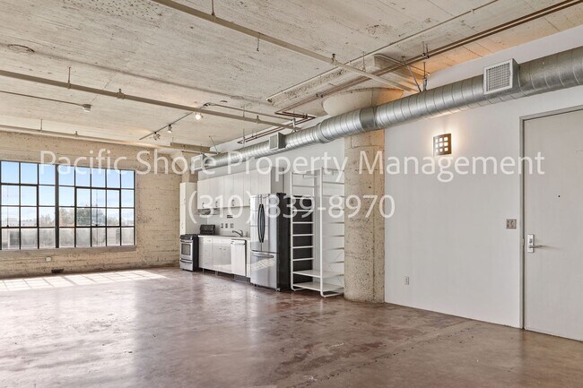 Foto del edificio - Large Loft with Modern Finishes at Historic Toy Factory Lofts!