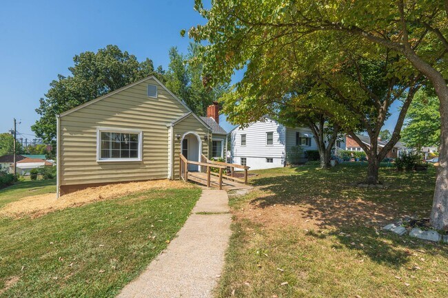Building Photo - 2 bed and 1 bath house in a nice quiet nei...