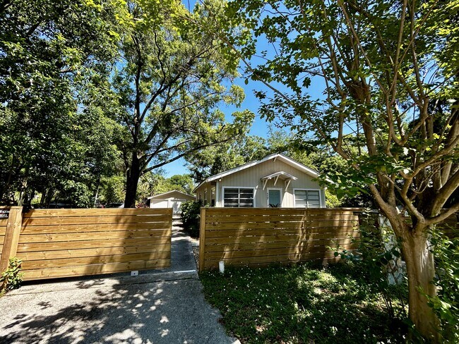 Gated yard - 117 W Flora St