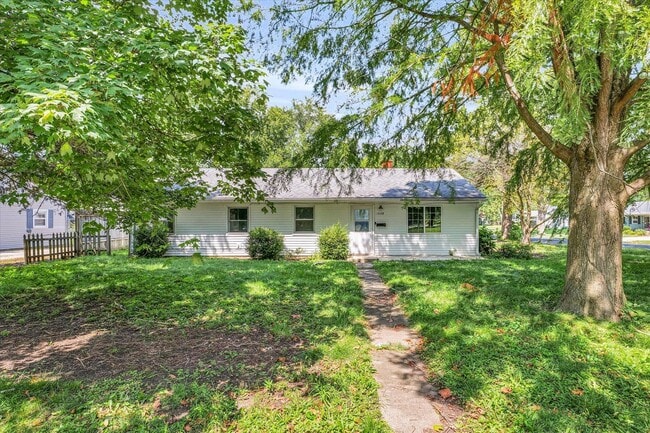 Building Photo - Now Leasing 3-Bedroom, 2-Bath House with Detached Garage for Move in August 1st!