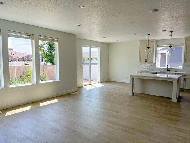 Building Photo - 1360 E 1220 N