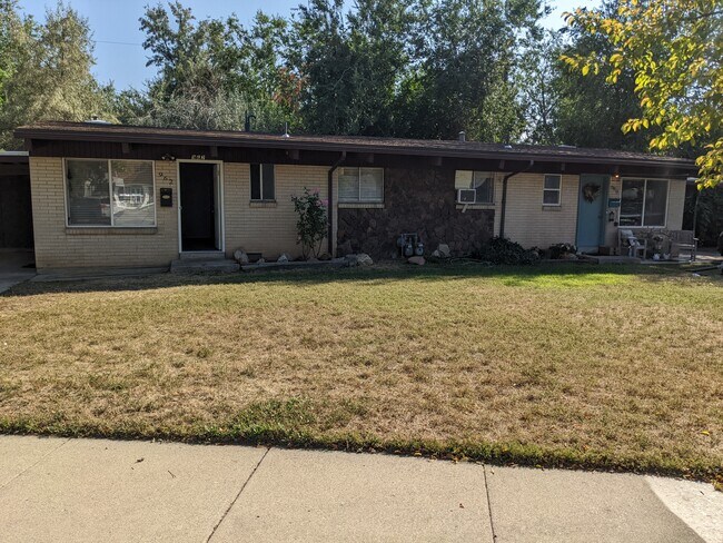 Building Photo - 962 E Hillview Dr
