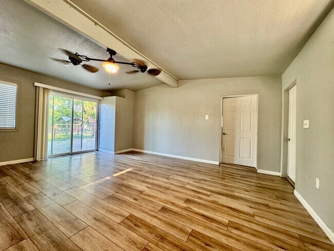 Foto del edificio - NOW AVAILABLE - 628 S FT STUDIO ON LARGE LOT