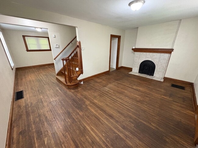 Building Photo - 556 Wrexham Ave