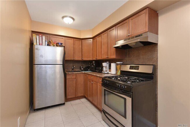 Building Photo - 120-30 Cove Ct