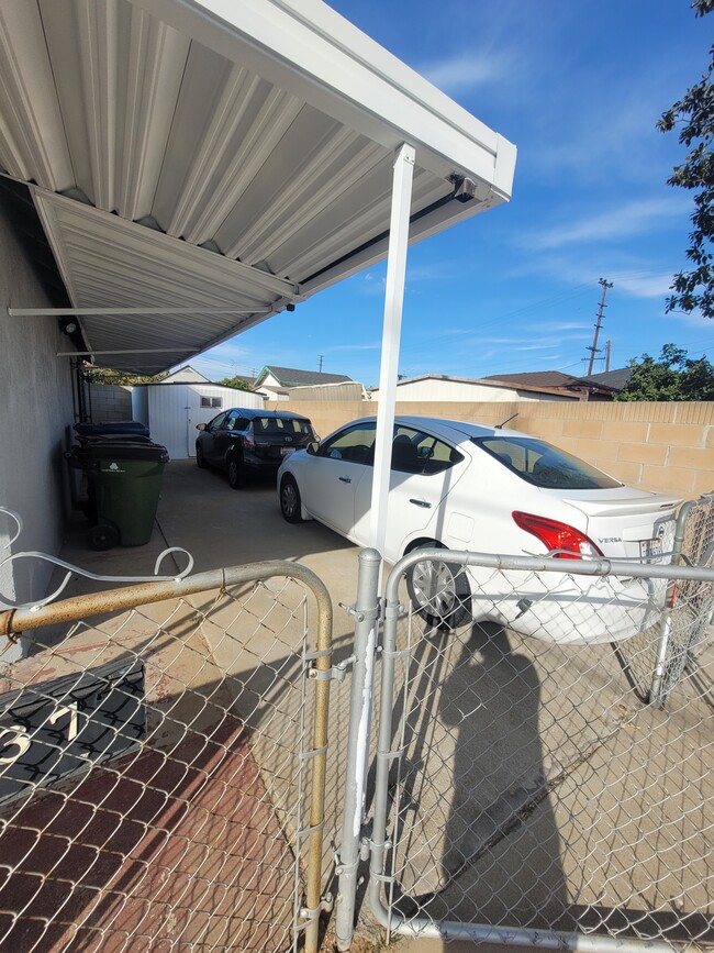 Foto del edificio - 137 E R St