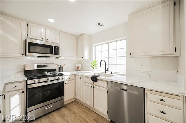 Building Photo - One Bedroom Condo in Green Valley