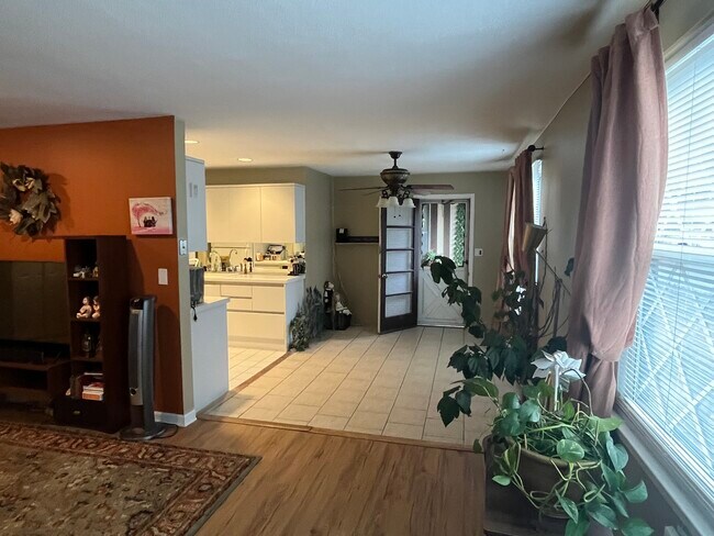 Foto del edificio - 446 Sierra Vista Ln