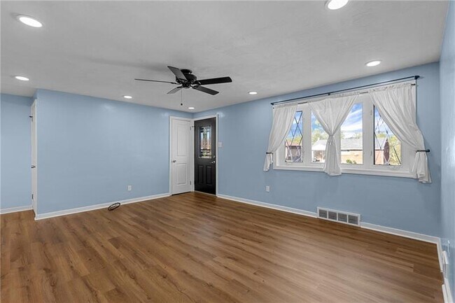 Foto del edificio - 5250 Meadowcrest Rd