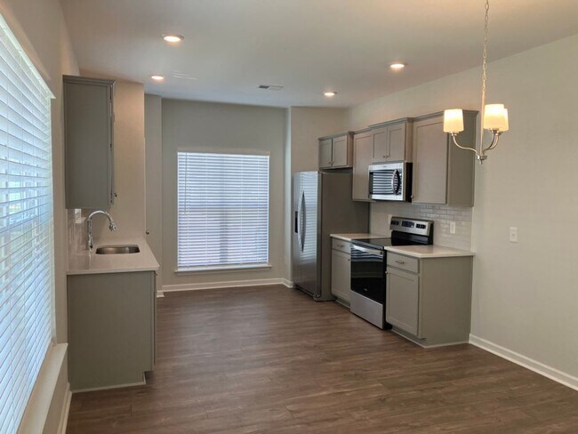 Foto del edificio - COMING SOON!! Spacious End Unit Townhome i...