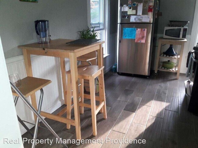 Foto del edificio - 3 br, 1 bath House - 697 Pleasant Street