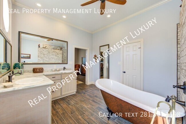 Foto del edificio - Discover Tranquil Luxury: 6111 A- North Ma...