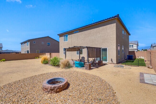 Foto del edificio - Nestled on a large lot, this two-story sin...