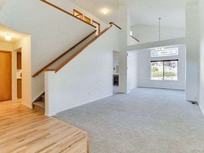 Building Photo - 5 Bedroom Single Family Home in Colorado S...