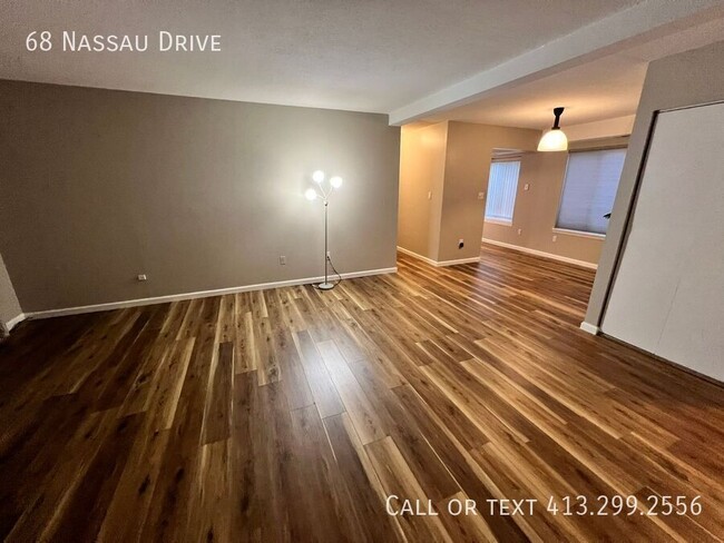 Building Photo - First Floor, 3 BR Condo in the Private Qua...