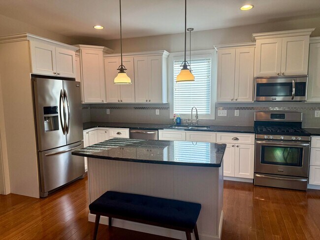 Foto del edificio - Impeccably maintained, custom-built home located in the sought-after Bay Breeze Estates community.