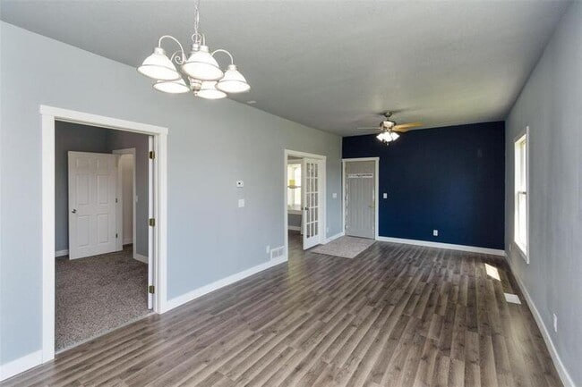 Building Photo - 916 6th St SW