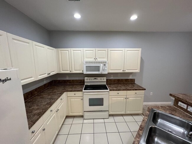 Building Photo - 2018 Freeport Ln