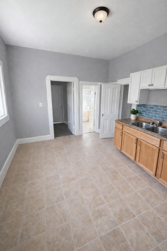 Building Photo - 833 W 27th St