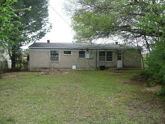 Building Photo - Nice Home