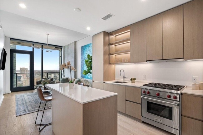 Building Photo - 610 Davis St