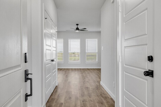 Foto del edificio - EDGEWOOD ESTATES NOW PRE-LEASING! LUXURIOUS DUPLEX LOCATED ON 1-ACRE LOT IN MIDLOTHIAN, TX!