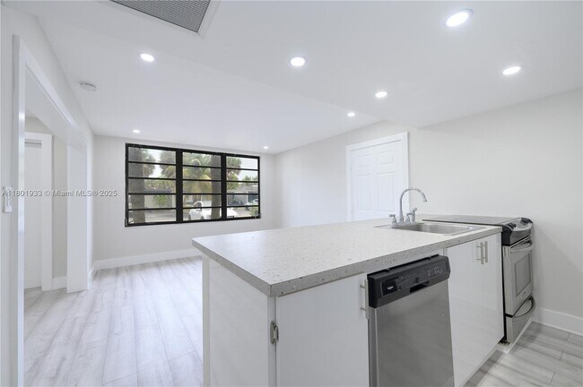 Foto del edificio - 6518 Miami Lakes Dr