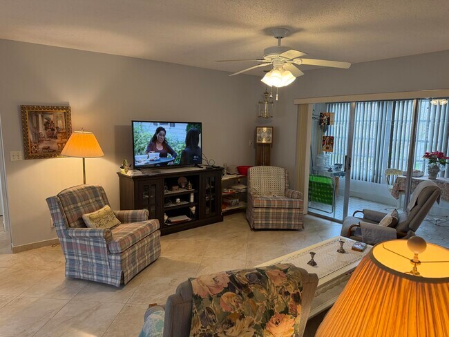 Foto del edificio - 701 Lori Dr