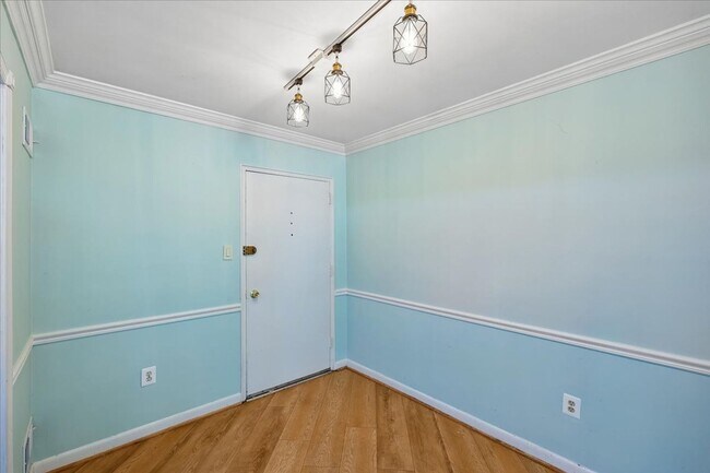 Foto del edificio - Bright & Stylish 2BR/1BA Condo in Sought-After Sumner Court in Bethesda