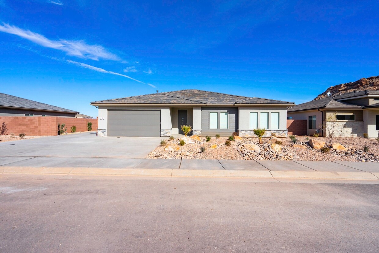 Foto principal - 4 bedroom 2 Bath Home in Desert Edge Cove ...