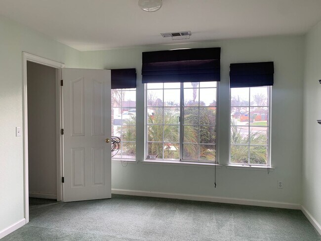 Building Photo - 3 Bedroom 2 Bath available Now