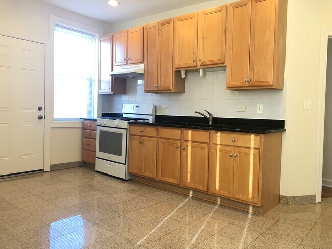 Kitchen - 4654 N Avers Ave