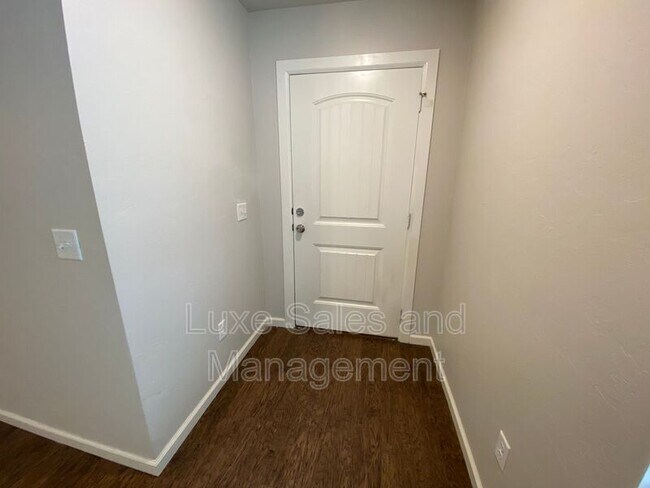 Building Photo - 11410 N Lincoln Blvd