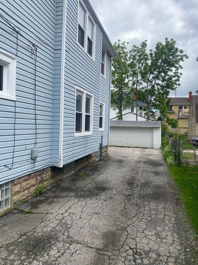 Building Photo - 2406 Searsdale Ave