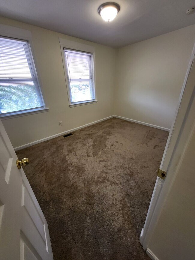 Building Photo - 3 Bed w/ Finished Basement