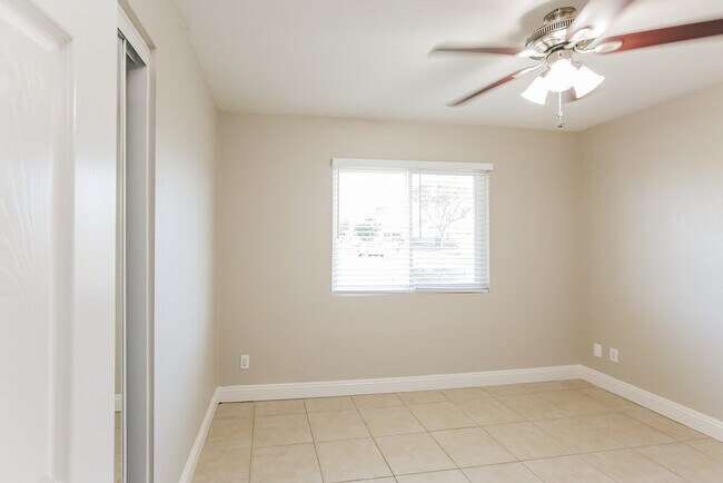 Foto del edificio - 2937 E Inverness Ave