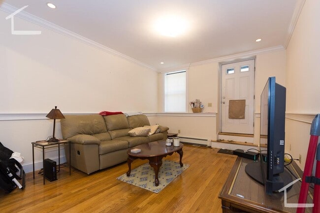 Foto del edificio - Garden level 3 bed in Allston